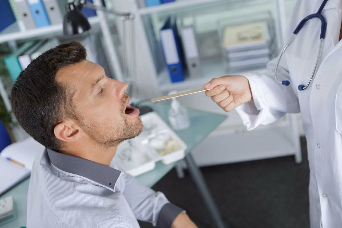 Hai bộ phận đen, một nơi bốc mùi, khám ung thư phổi ngay - Hình 2 Hai bo phan den, mot noi boc mui, kham ung thu phoi ngay-Hinh-2