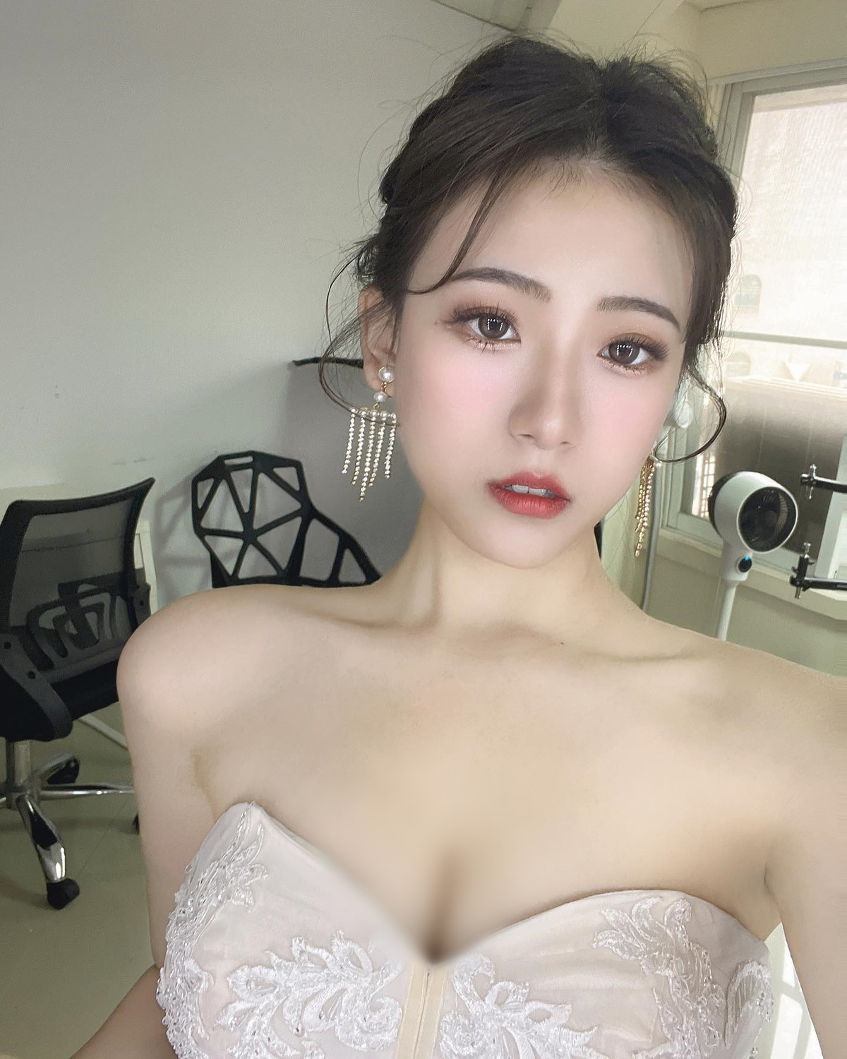 Khi thì dịu dàng như nàng thơ, lúc lại sang chảnh như công chúa, tuy nhiên khi diện đồ gợi cảm thì lại quyến rũ, ma mị bất ngờ.