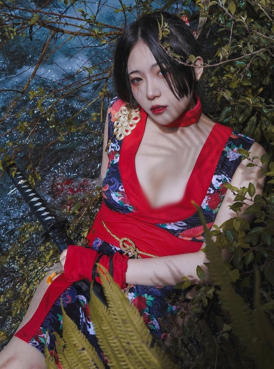 Qua những hình ảnh này, có thể thấy được hot girl Lăng Thần khoe trọn vẹn nét gợi cảm, quyến rũ của cô nàng.