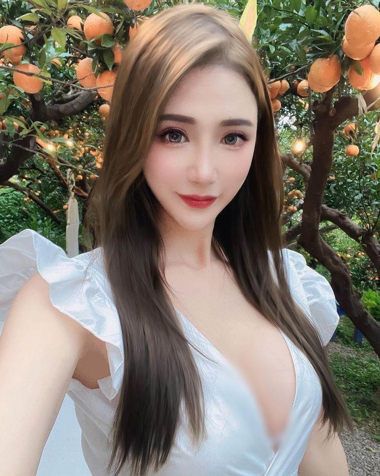 Kim Nana thường xuyên tận dụng lợi thế ngoại hình của mình, diện những set đồ khó có người nào mặc đẹp.