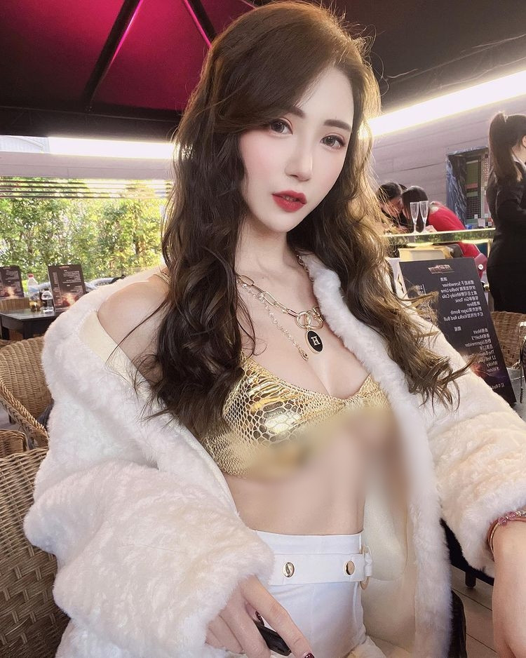 Vốn dĩ nổi tiếng với chiều cao khủng, bộ ngực cup D đầy đặn của Kim Nana cũng rất quyến rũ, những đường cong gợi cảm chính là vũ khí lợi hại nhất của cô.