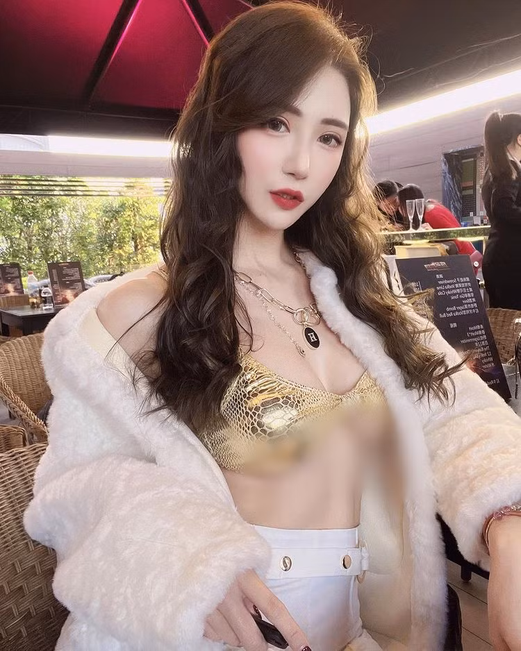 Vốn dĩ nổi tiếng với chiều cao khủng, bộ ngực cup D đầy đặn của Kim Nana cũng rất quyến rũ, những đường cong gợi cảm chính là vũ khí lợi hại nhất của cô.