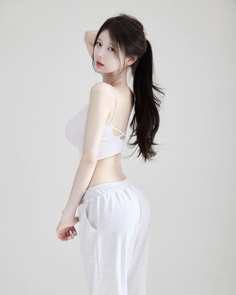 Ngoài ra, hot girl người Hàn cũng kiểm soát chế độ ăn rất nghiêm ngặt, hạn chế đồ ăn dầu mỡ đến mức tối đa.