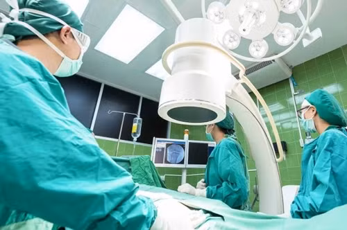 Ám ảnh sinh mổ hết thuốc tê, người mẹ khiến bác sĩ trả giá Am anh sinh mo het thuoc te, nguoi me khien bac si tra gia