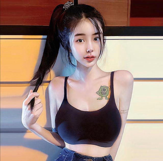 Mặc dù bị chỉ trích là lố bịch, phản cảm, hot girl Spy có vẻ không để tâm. Cô nàng liên tục đăng tải những hình ảnh nóng bỏng của mình.