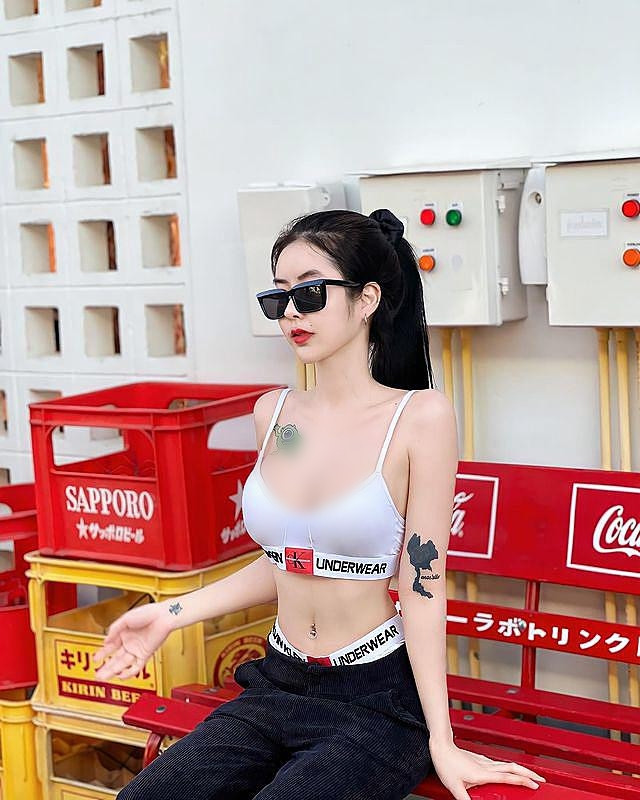 Cụ thể, Spy thường diện nội y hoặc cố tình để lộ nội y, thoải mái dạo phố, mua sắm.