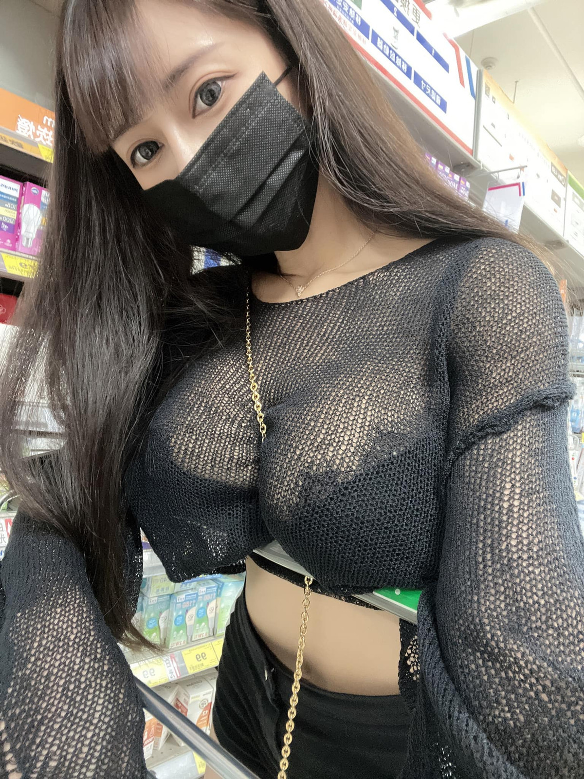 Nhan sắc ngọt ngào, quyến rũ với đôi mắt to tròn, vẻ ngoài nóng bỏng xuất thần, dáng người không chê vào đâu được, An Hi diện bất cứ trang phục nào cũng có thể thu hút nhiều fan.