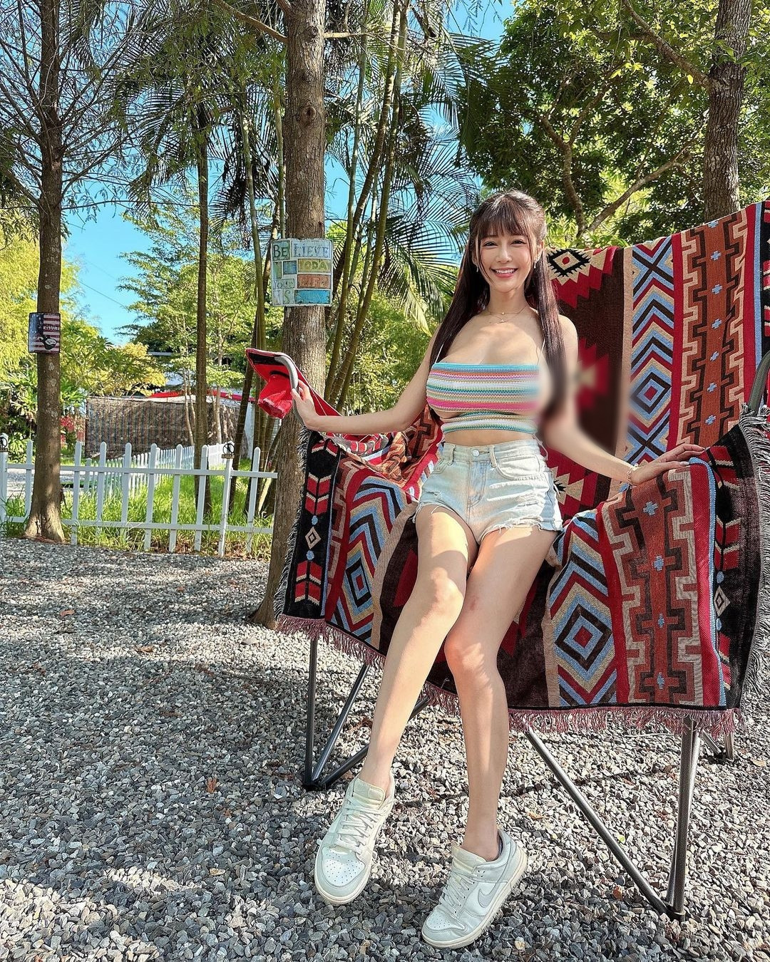 Những ngày gần đây, hình ảnh An Hi đi chơi tại làng nghề truyền thống liên tục được chia sẻ. Đa số mọi người đều ngưỡng mộ sắc vóc của hot girl gợi cảm này.