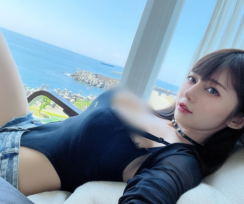 Thêm nữa là cô nàng thích cosplay, có hẳn một tài khoản IG riêng chuyên dành cho cosplay nên lại càng nổi tiếng.