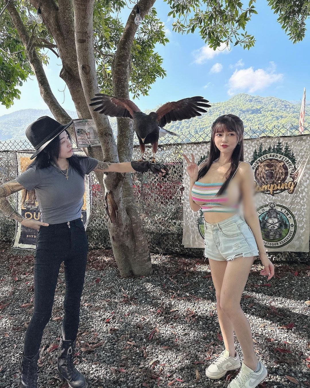 Với vòng một khủng lên tới cup H, An Hi còn được mệnh danh là "nữ thần siêu vòng một" hay " hot girl siêu vòng một".