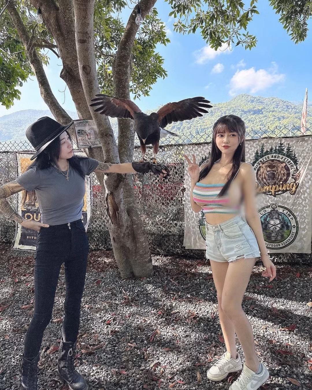 Với vòng một khủng lên tới cup H, An Hi còn được mệnh danh là "nữ thần siêu vòng một" hay " hot girl siêu vòng một".