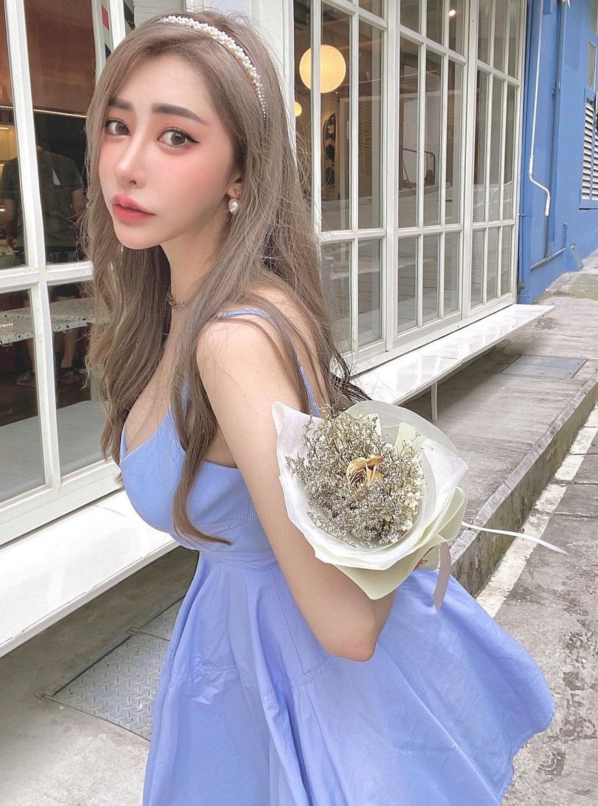 Theo tìm hiểu, Nini là một trong những hot girl rất tài năng người Trung Quốc. Sở hữu khuôn mặt xinh đẹp cùng dáng vóc chữ S bốc lửa, dù xuất hiện ở đâu cô nàng cũng nổi bật.