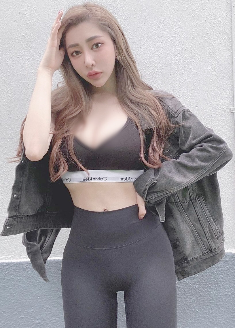 Đa số đều cho rằng dù diện đồ bó sát, màu sắc đơn giản, kiểu dáng không có gì mới mẻ nhưng Nini vẫn khiến mọi người ngắm không rời mắt.