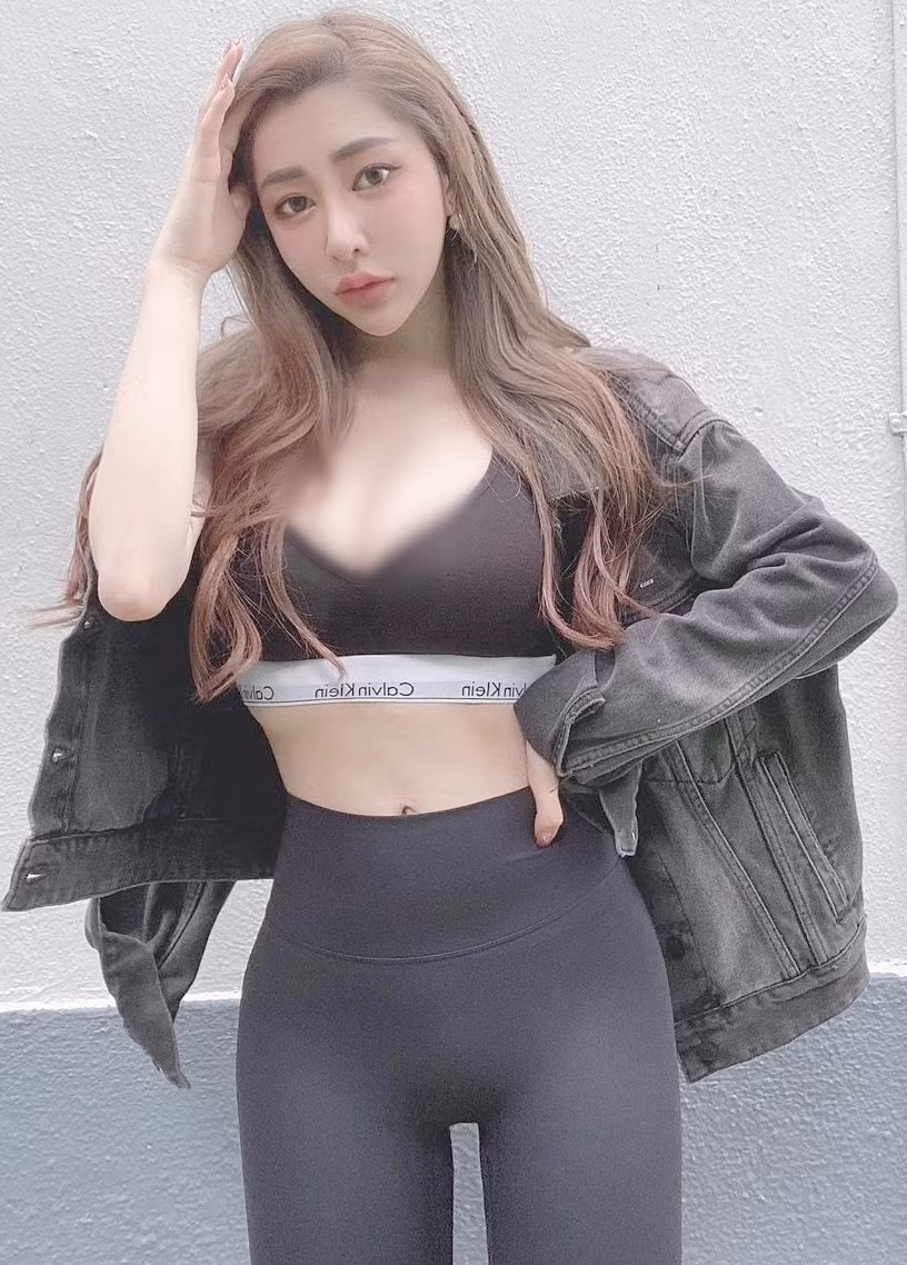 Đa số đều cho rằng dù diện đồ bó sát, màu sắc đơn giản, kiểu dáng không có gì mới mẻ nhưng Nini vẫn khiến mọi người ngắm không rời mắt.