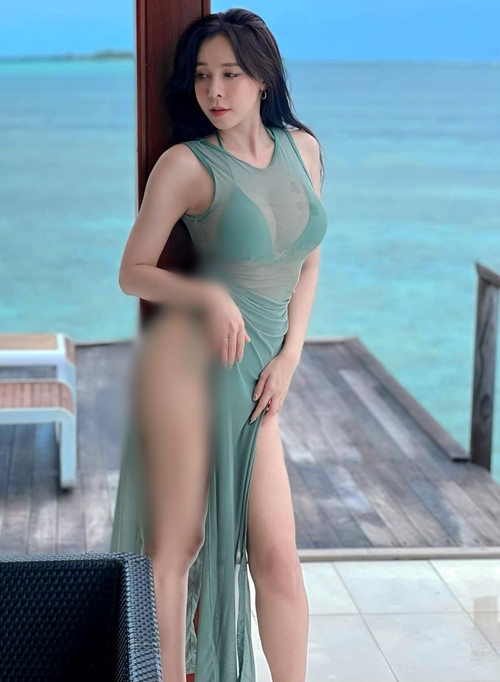 Trước đó, những hình ảnh hot girl người Thái khoe vòng ba lấp ló trong trang phục mỏng manh cũng từng gây xôn xao.