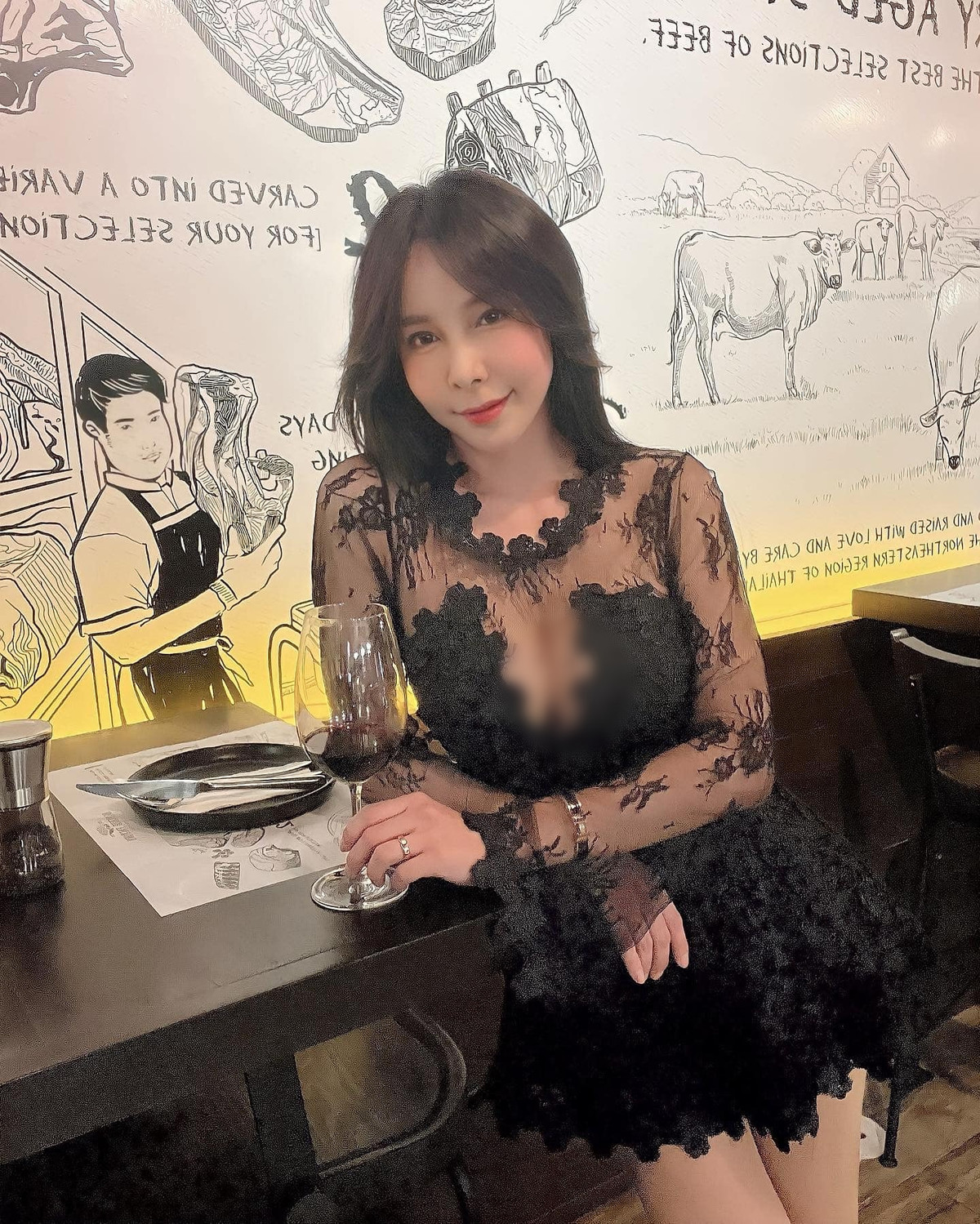 Theo Skykikijung, làm người nổi tiếng phải tạo được chủ đề bàn tán, bộ đồ tập của cô quả thật hở hang nhưng cô cũng không diện ra ngoài đường.