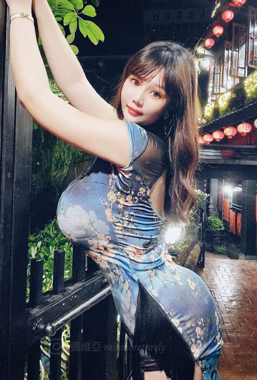 Đa số mọi người đều tán dương thân hình đồng hồ cát cực kỳ nổi bật của cô nàng.