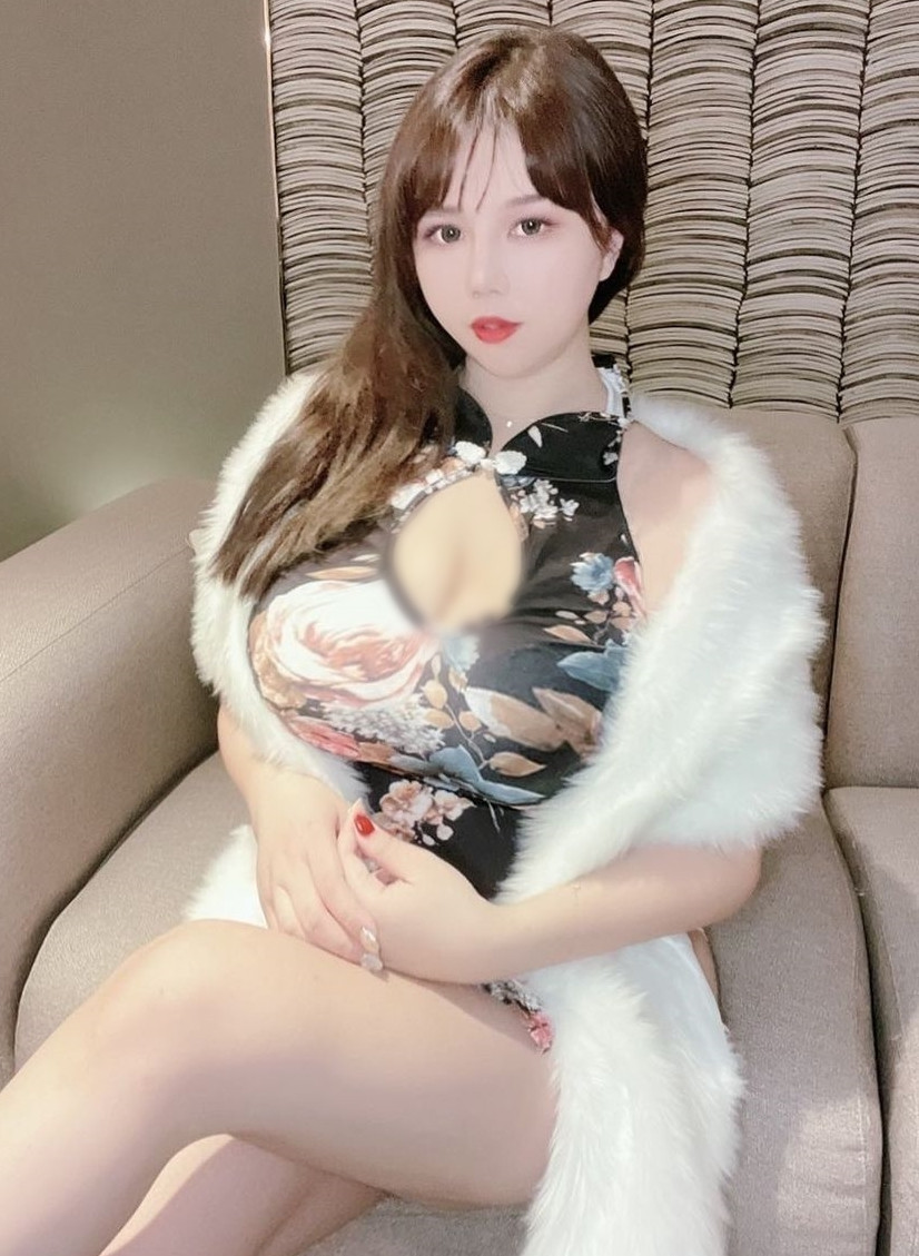 Họ cho rằng Trương Duy Á là điển hình của việc "lụa đẹp vì người". Bộ xường xám mà cô nàng mặc giúp tôn lên đầy đủ vẻ quyến rũ của hot girl.