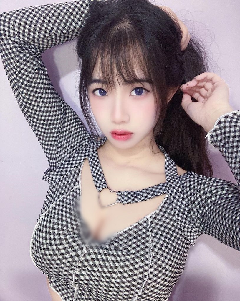 Với phong độ nhan sắc không suy giảm, ngày càng nhiều người biết đến cô nàng "trưởng thôn" xinh đẹp, gợi cảm này.