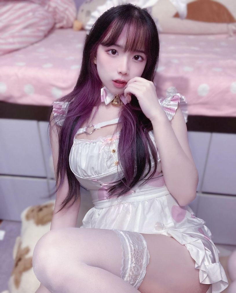 Cách đây không lâu, bức ảnh diện trang phục hầu gái với tông hồng mộng mơ của Zi Ling nhận được hơn 10.000 lượt yêu thích, chia sẻ chỉ trong thời gian cực ngắn.