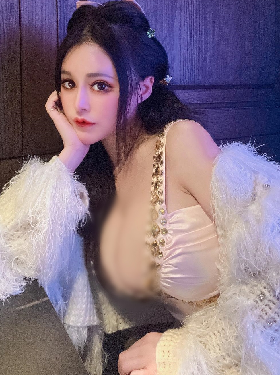 Có những trang phục xẻ sâu đến mức vòng một của hot girl Băng Băng gần như tràn cả ra ngoài.