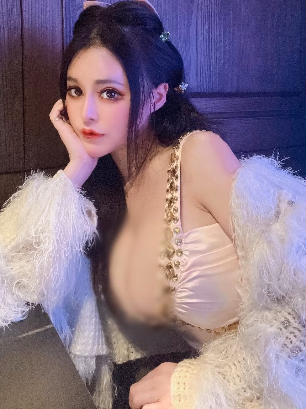 Có những trang phục xẻ sâu đến mức vòng một của hot girl Băng Băng gần như tràn cả ra ngoài.