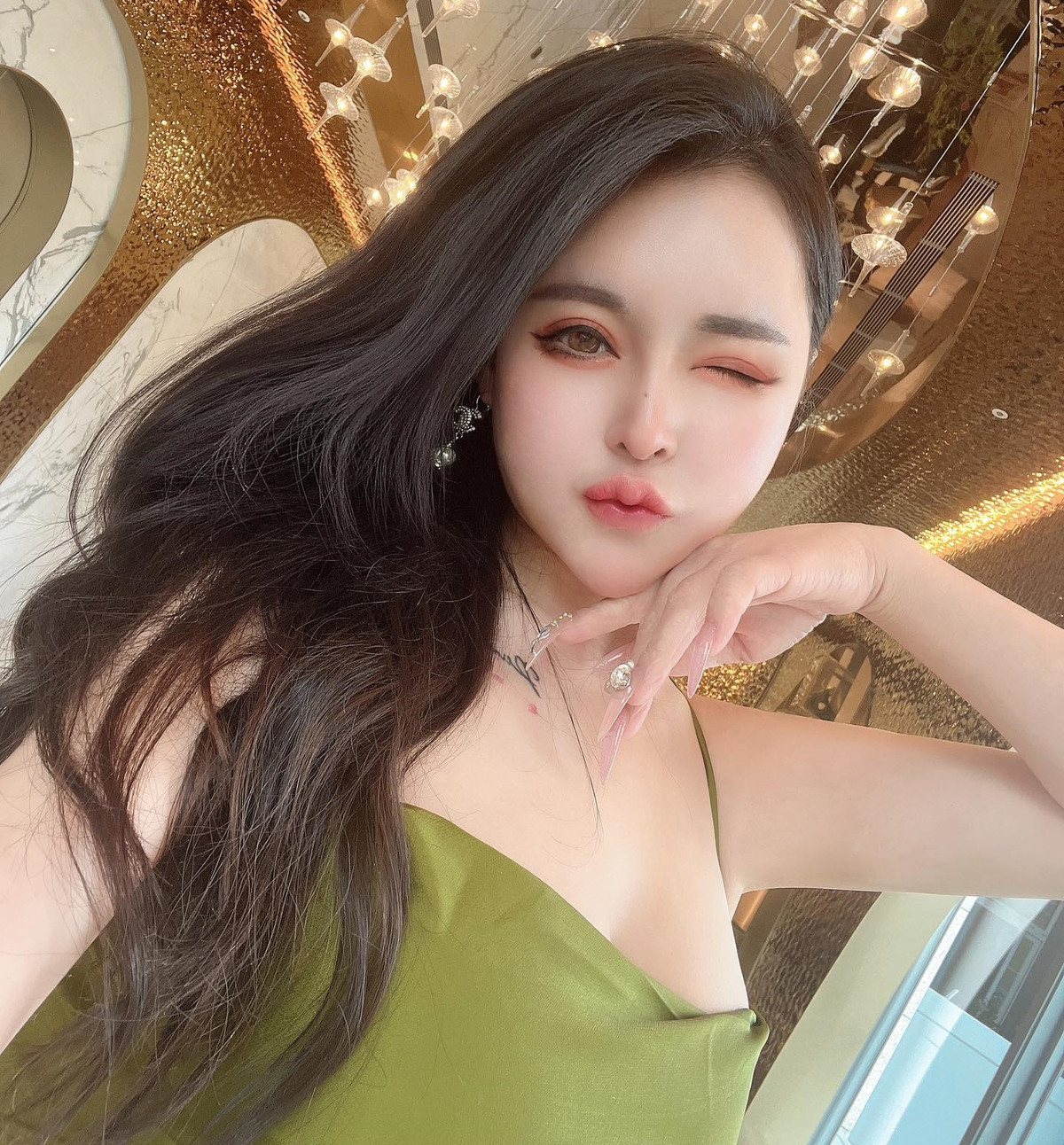 Chính vì vậy, dù từng bị chê bai, chỉ trích là luôn diện đồ "bức tử" vòng một để câu like, câu view nhưng Băng Băng vẫn luôn nhận được sự ủng hộ của một bộ phận fan trung thành. 