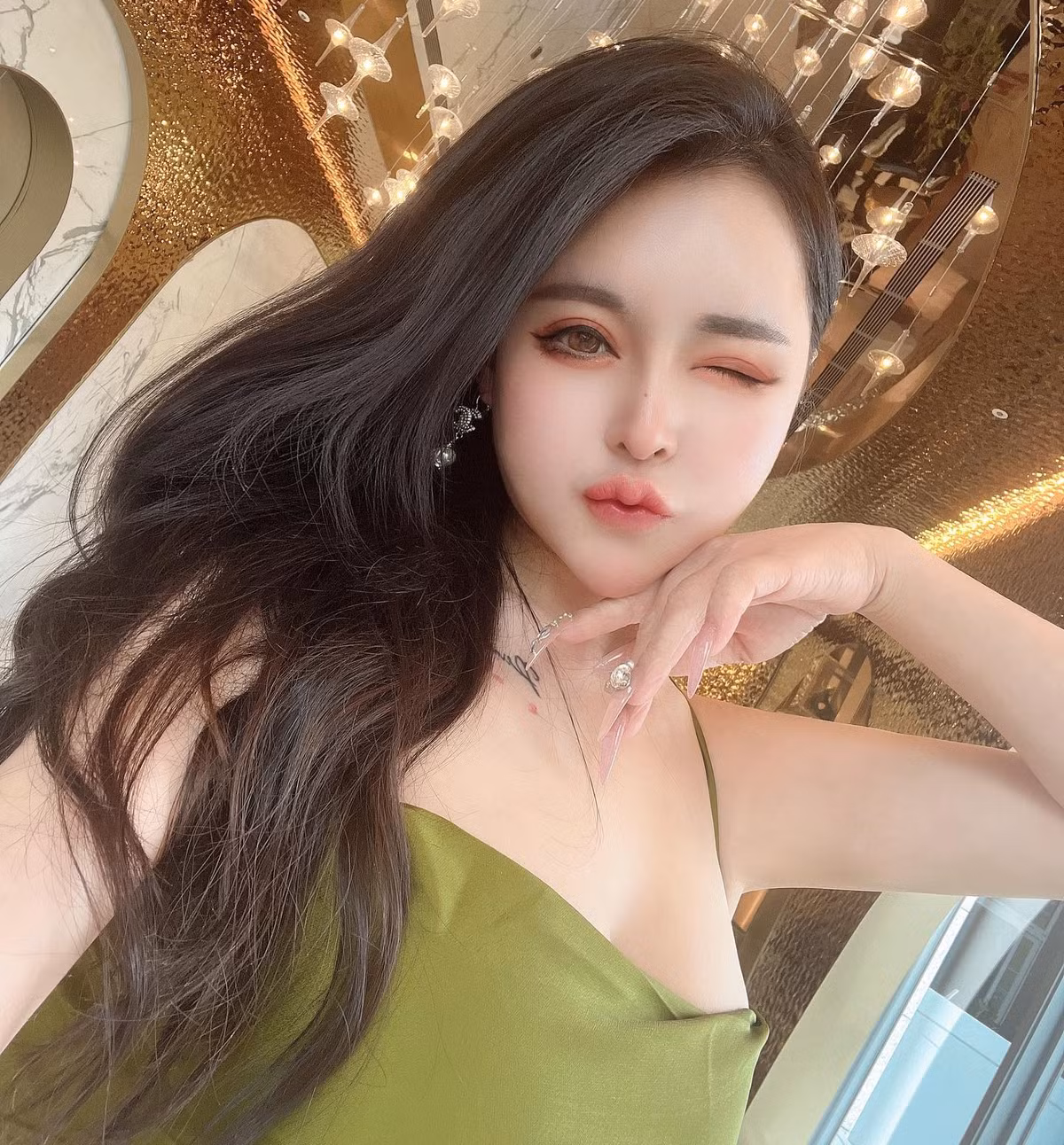 Chính vì vậy, dù từng bị chê bai, chỉ trích là luôn diện đồ "bức tử" vòng một để câu like, câu view nhưng Băng Băng vẫn luôn nhận được sự ủng hộ của một bộ phận fan trung thành. 