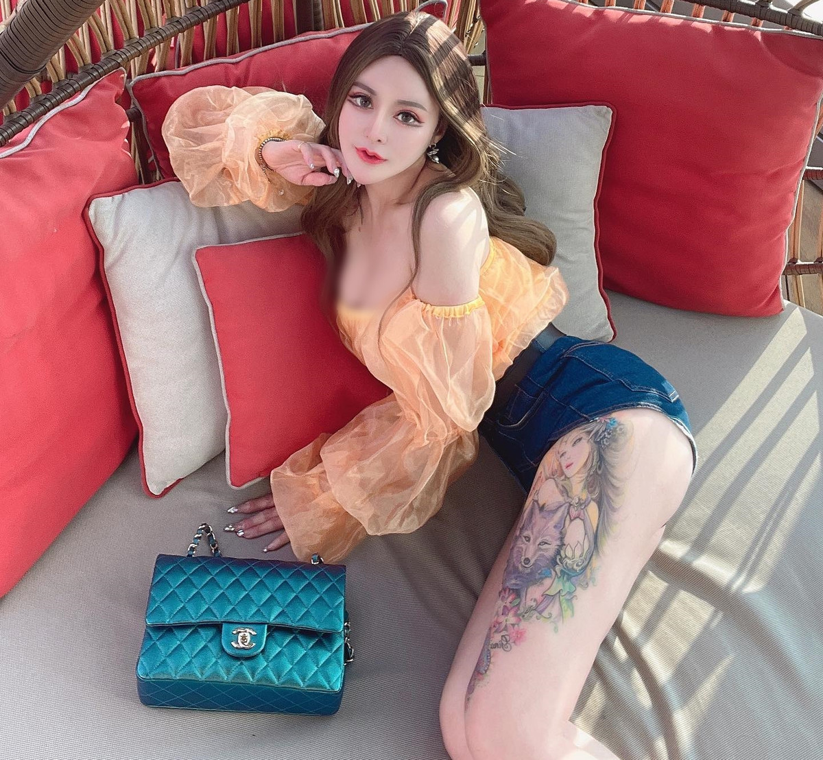 Cô nàng thường xuyên diện những set đồ hở hang, khoe trọn vẹn lợi thế ngoại hình của mình.