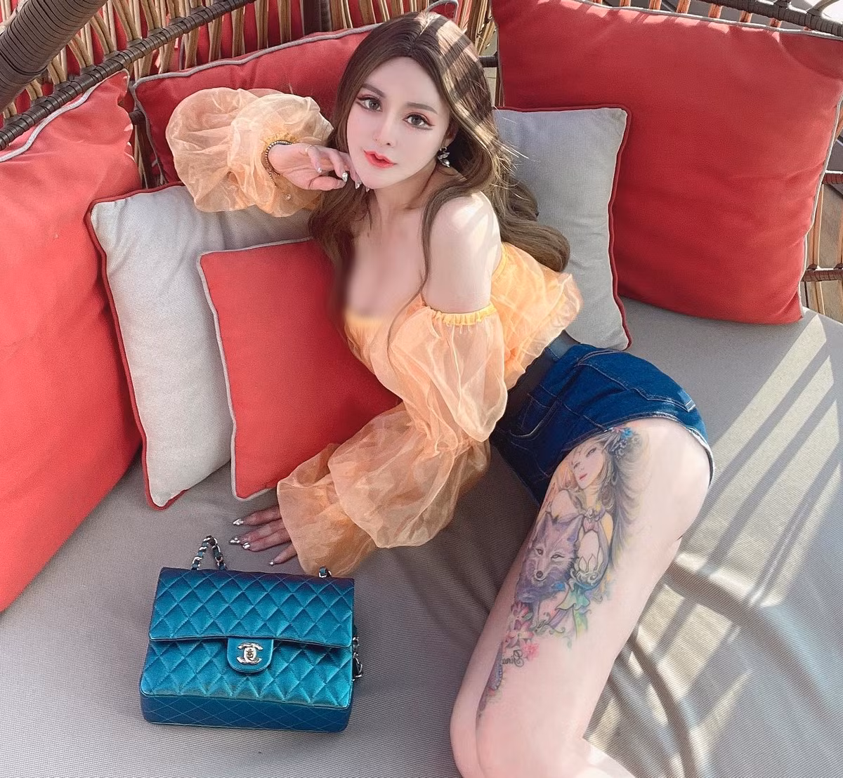 Cô nàng thường xuyên diện những set đồ hở hang, khoe trọn vẹn lợi thế ngoại hình của mình.