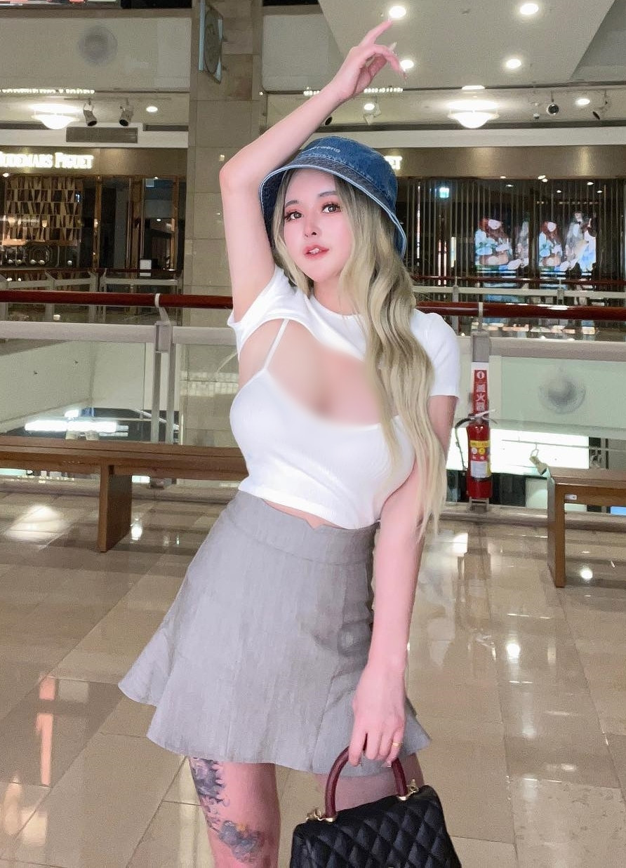 Cô nàng nổi tiếng từ sớm, trở thành một trong những hot girl gợi cảm nhận được sự quan tâm, chú ý của đông đảo mọi người.