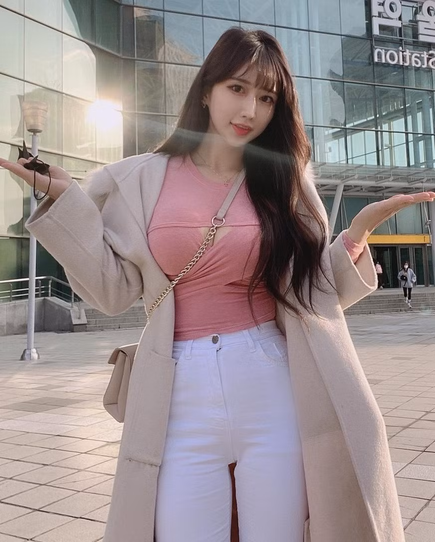 Trước những tranh cãi này, Rae Young giữ thái độ im lặng, cô nàng chỉ phân bua rằng việc mặc đồ tập đi leo núi, dạo phố, vui chơi là thói quen của cô.