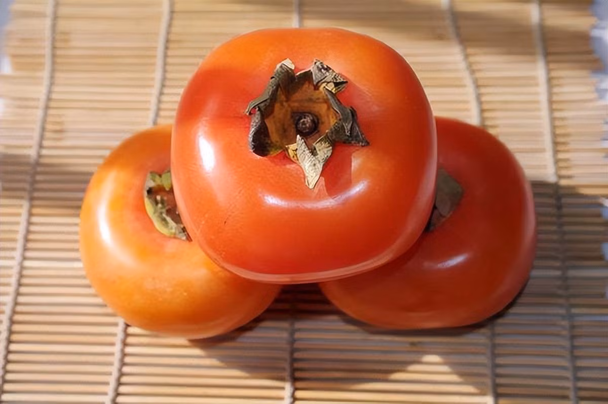 Hồng cực ngon nhưng 3 nhóm người này ăn chẳng khác thuốc độc - Hình 2 Hong cuc ngon nhung 3 nhom nguoi nay an chang khac thuoc doc-Hinh-2