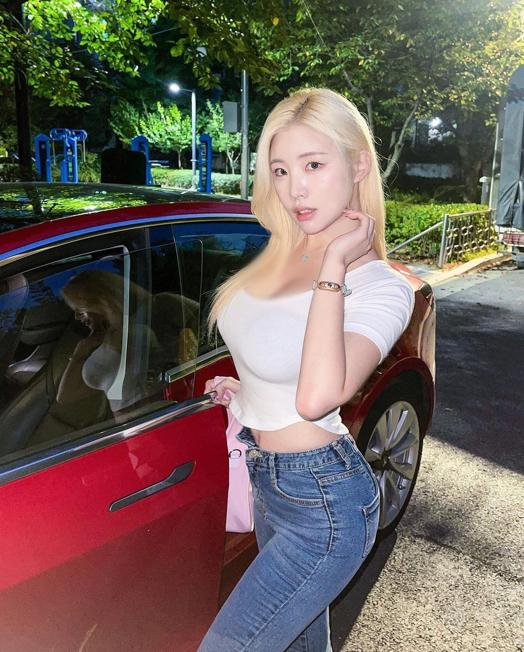 Hiện tại, có thể thấy được hướng phát triển chính của Yebin chính là gợi cảm, hở hang.