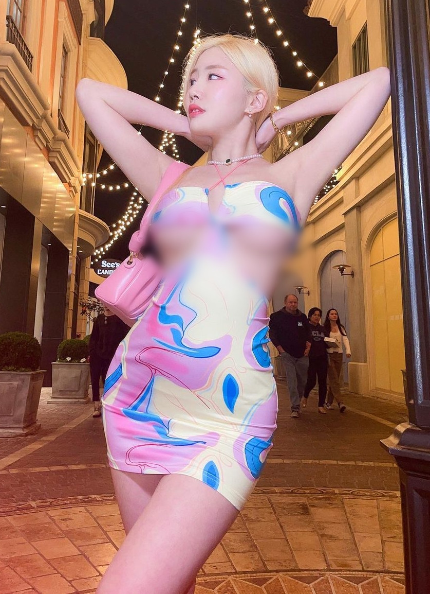 Cô nàng trở nên táo bạo hơn rất nhiều, sẵn sàng diện những thiết kế cắt xẻ hở hang, thiếu vải, tạo dáng nơi đông người.