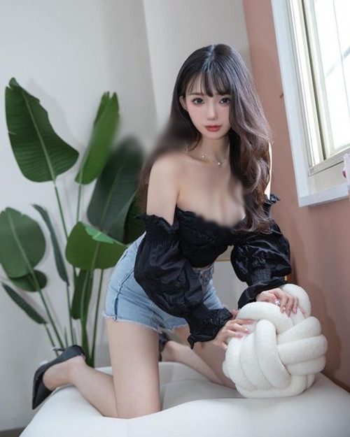 Những đường cong nóng bỏng cộng thêm đôi chân dài thẳng tắp và làn da trắng sứ nõn nà làm tôn thêm vẻ đẹp dịu dàng, ngọt ngào của cô nàng.