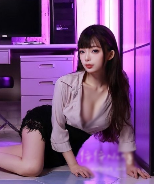 Chiếc áo sơ mi trắng mở cúc, mix cùng chiếc váy chữ A màu đen tôn lên trọn vẹn vẻ đẹp của nàng hot girl xinh đẹp.