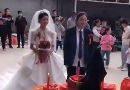 Chu re khong den kip, em gai thay anh trai...cuoi co dau