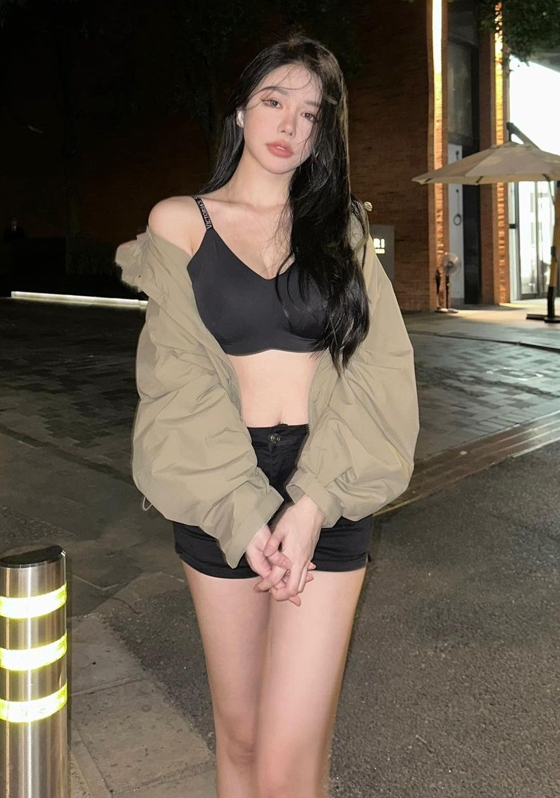 Theo tìm hiểu, Viên Viện Tương xuất thân là hot girl mạng, hiện tại đang làm người mẫu, cô nàng là người Trung nhưng sinh sống và làm việc tại Nhật Bản.