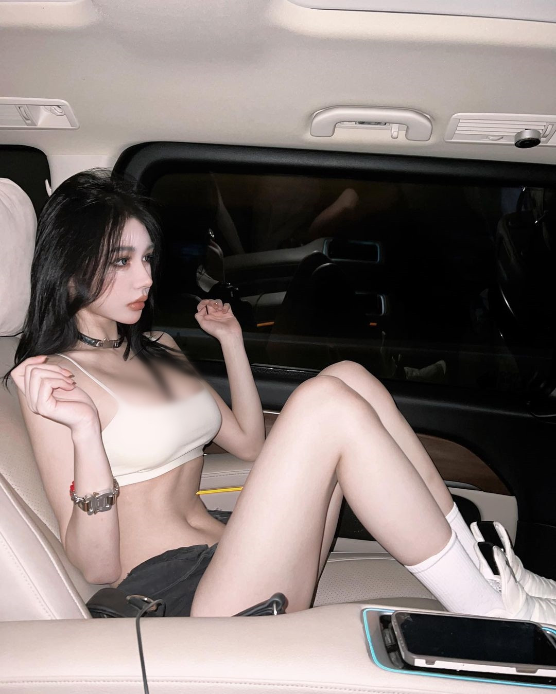 Biết rõ lợi thế ngoại hình, Viên Viện Tương luôn chọn những set đồ khoe trọn vẹn vẻ đẹp hình thể.