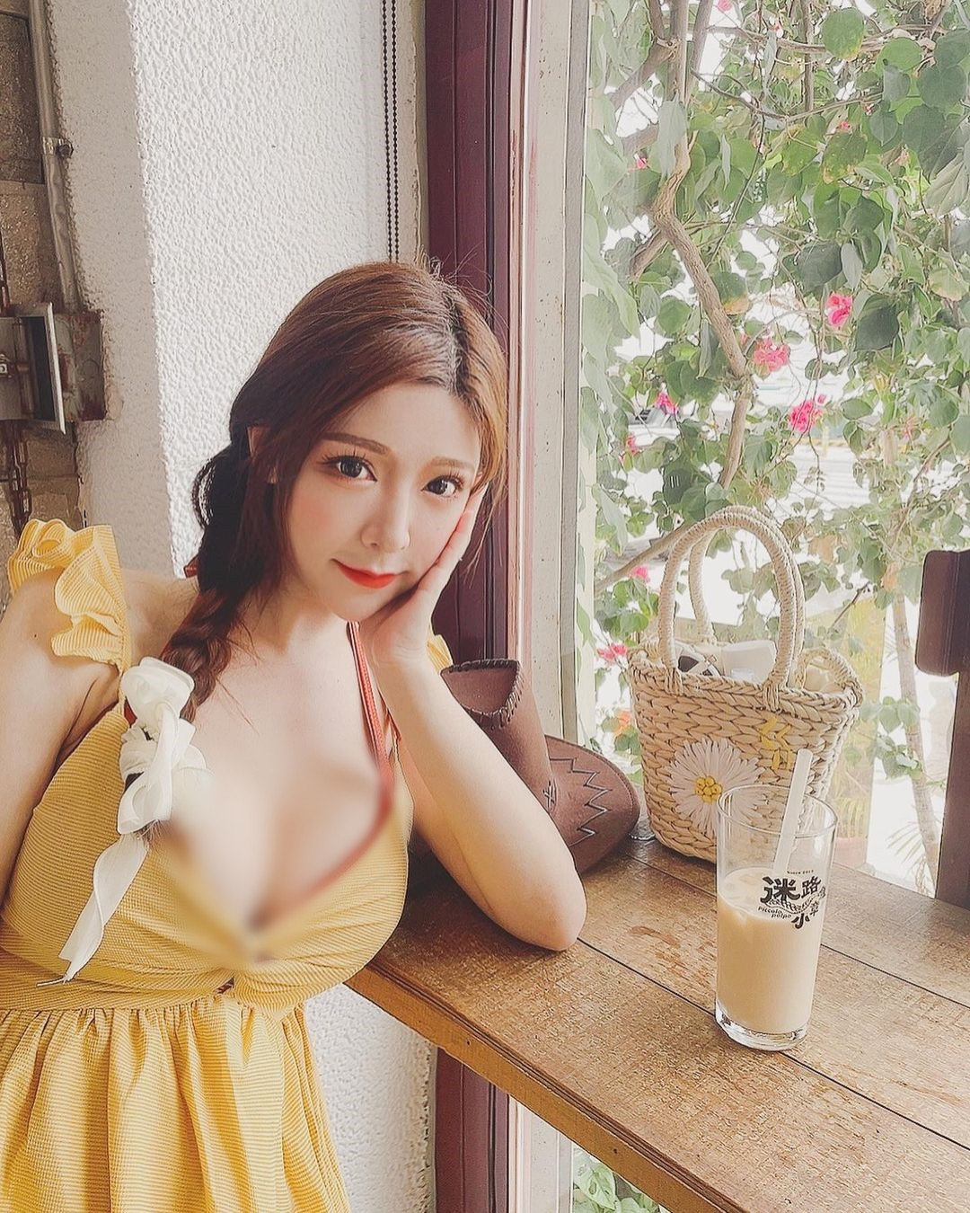 Theo tìm hiểu, Yumil không chỉ là một mỹ nhân nổi tiếng trên mạng, cô nàng còn là người mẫu, lọt top 100 gương mặt nổi bật của công ty người mẫu JKF.