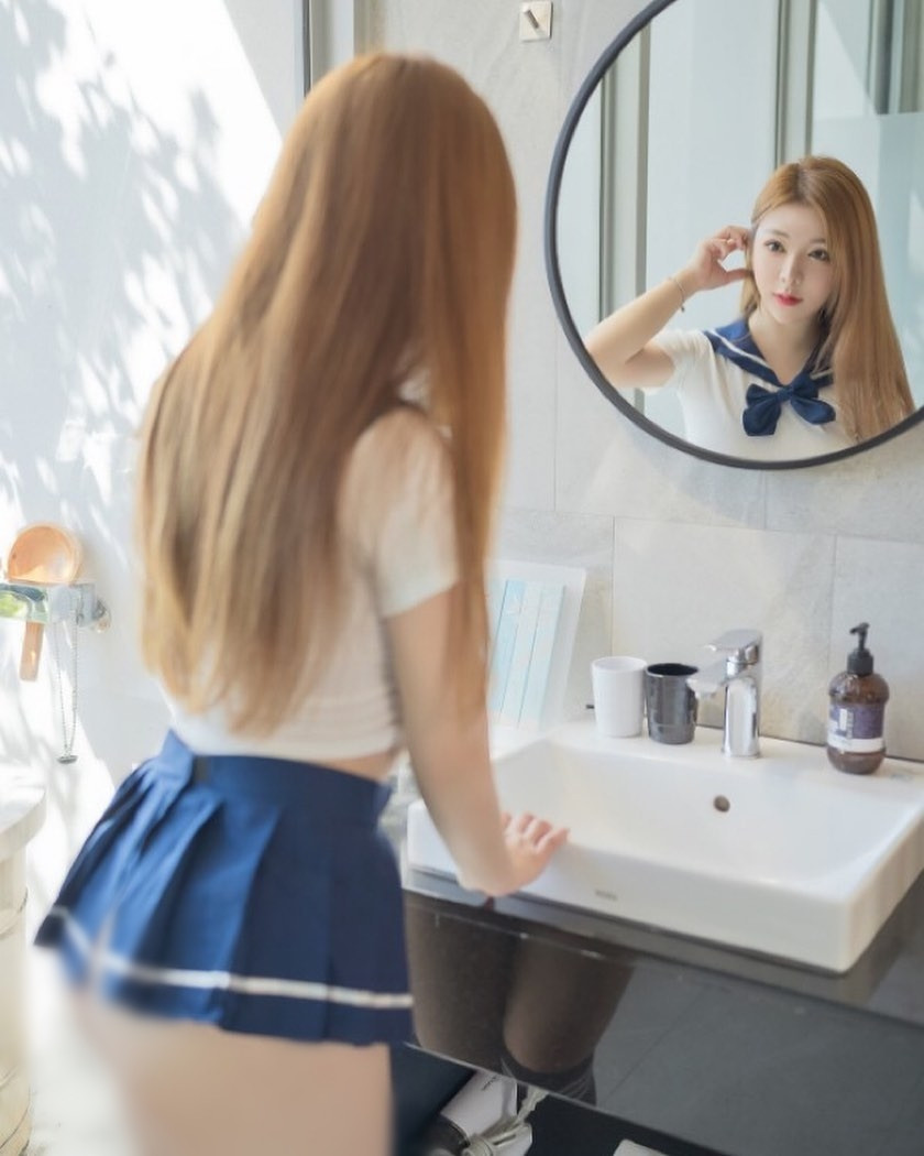 Những ngày gần đây, hình ảnh cô nàng diện đồng phục nữ sinh ngắn cũn, khoe đường cong cơ thể đang nhận được sự chú ý quan tâm của dư luận.