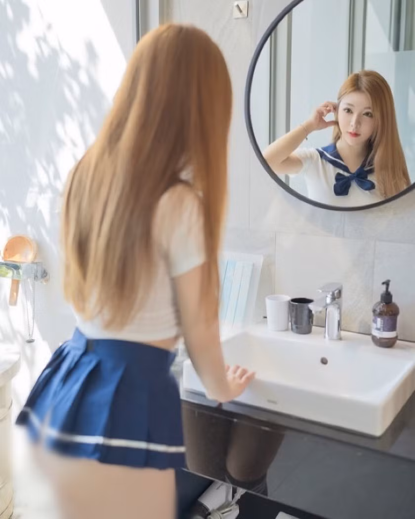 Những ngày gần đây, hình ảnh cô nàng diện đồng phục nữ sinh ngắn cũn, khoe đường cong cơ thể đang nhận được sự chú ý quan tâm của dư luận.