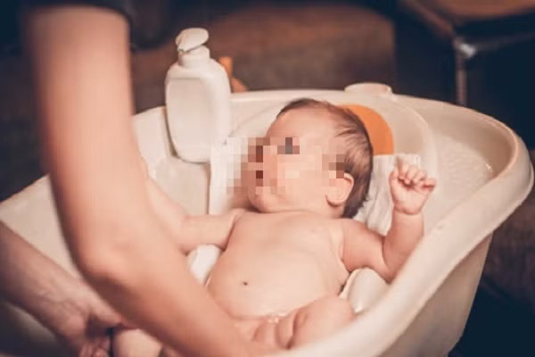 Ve sinh vung kin cho con trai sai cach, cha me hoi khong kip