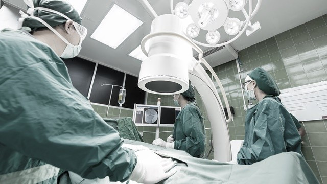 Nghe tieng dong la trong phong con gai, phat hien dieu kinh hai-Hinh-2