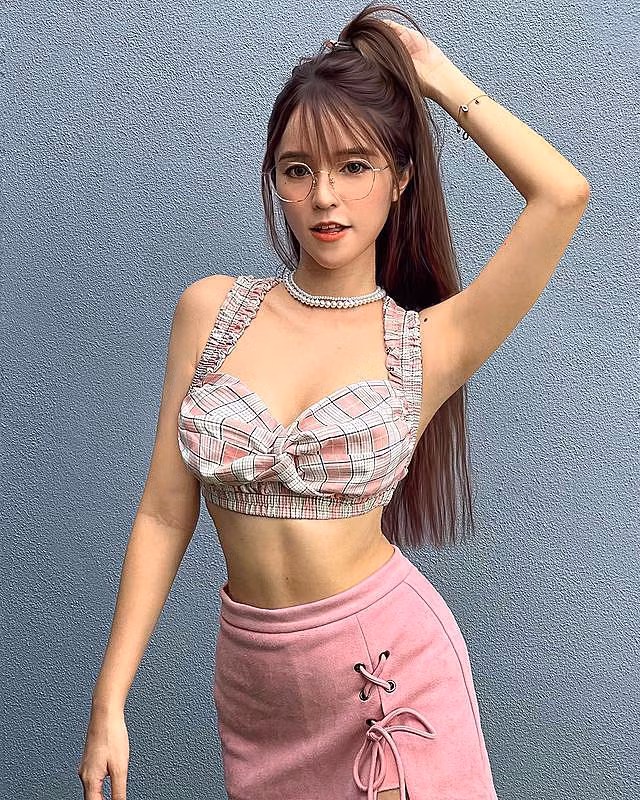 Không giống như những nữ kế toán khác, ăn mặc bảo thủ, kín kẽ, gu thời trang của Kylie Lim táo bạo vô cùng.