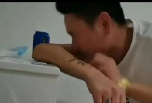 La doi vo mang thai, chong om nghen kiet suc