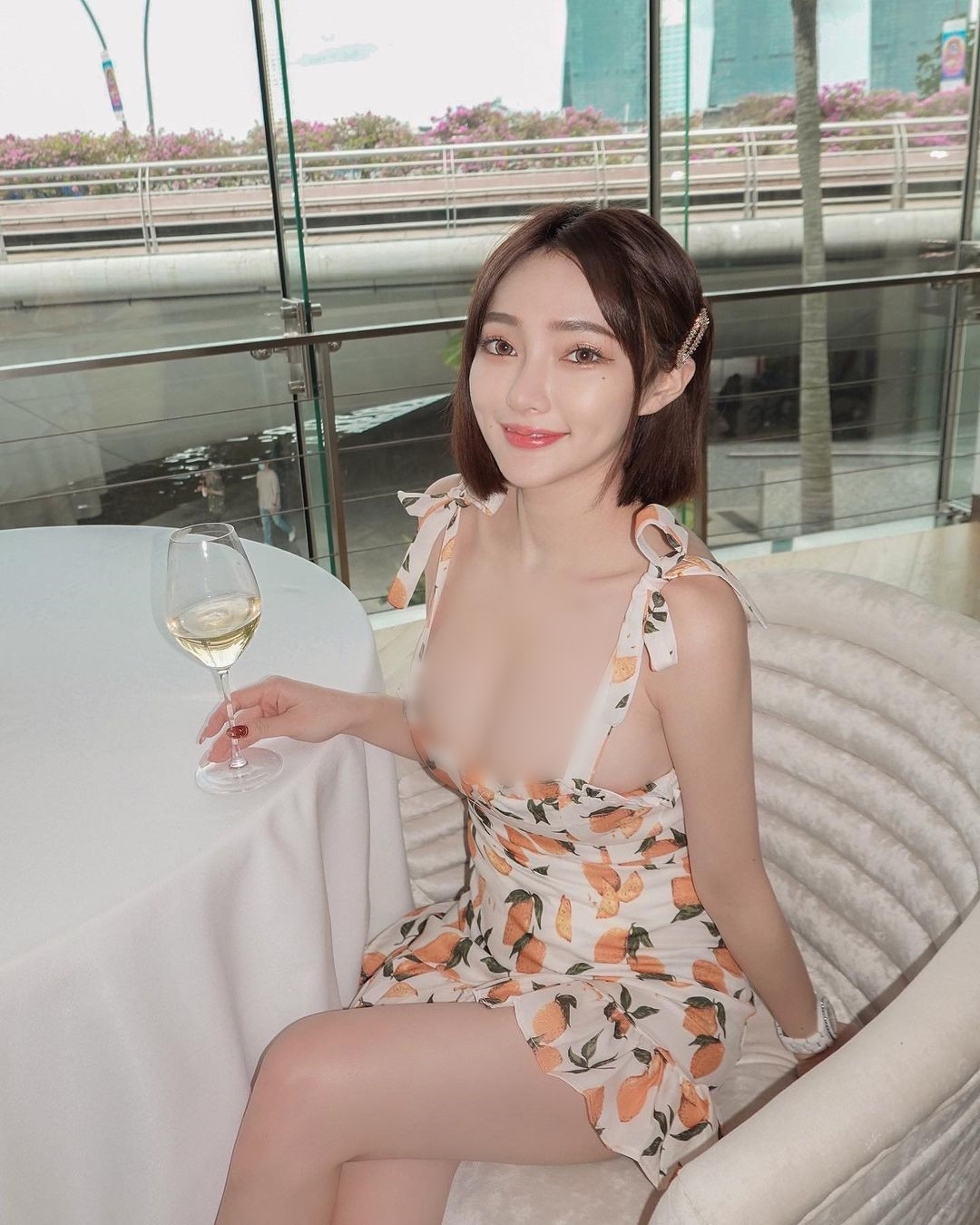 Đường Na sở hữu gu thời trang nữ tính, trẻ trung và táo bạo. Cô nàng luôn chọn trang phục khoe được tối đa đường cong.