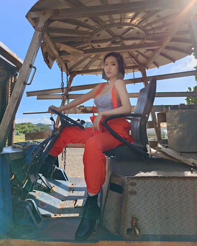 Trong những bức ảnh này, Lala Hà Ngữ Huyên vẫn vô cùng xinh đẹp thế nhưng cô nàng lại ăn mặc quá hở hang, cố tình khoe nội y một cách táo bạo.