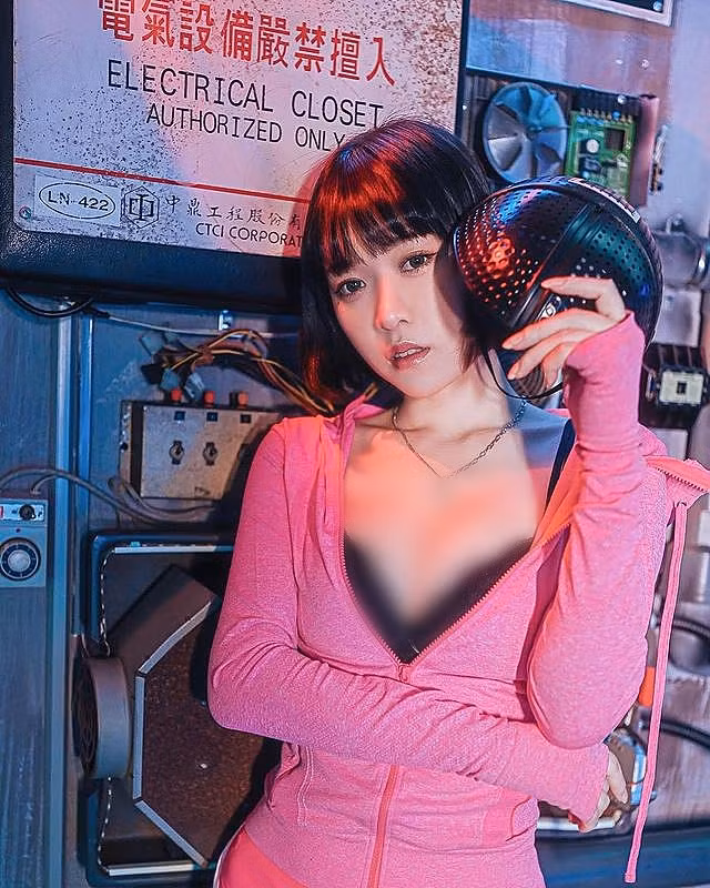 Năm 19 tuổi, cô gia nhập quân đội, trực thuộc Lực lượng Phòng không và là hạ sĩ phục vụ trong Lực lượng Phòng không.